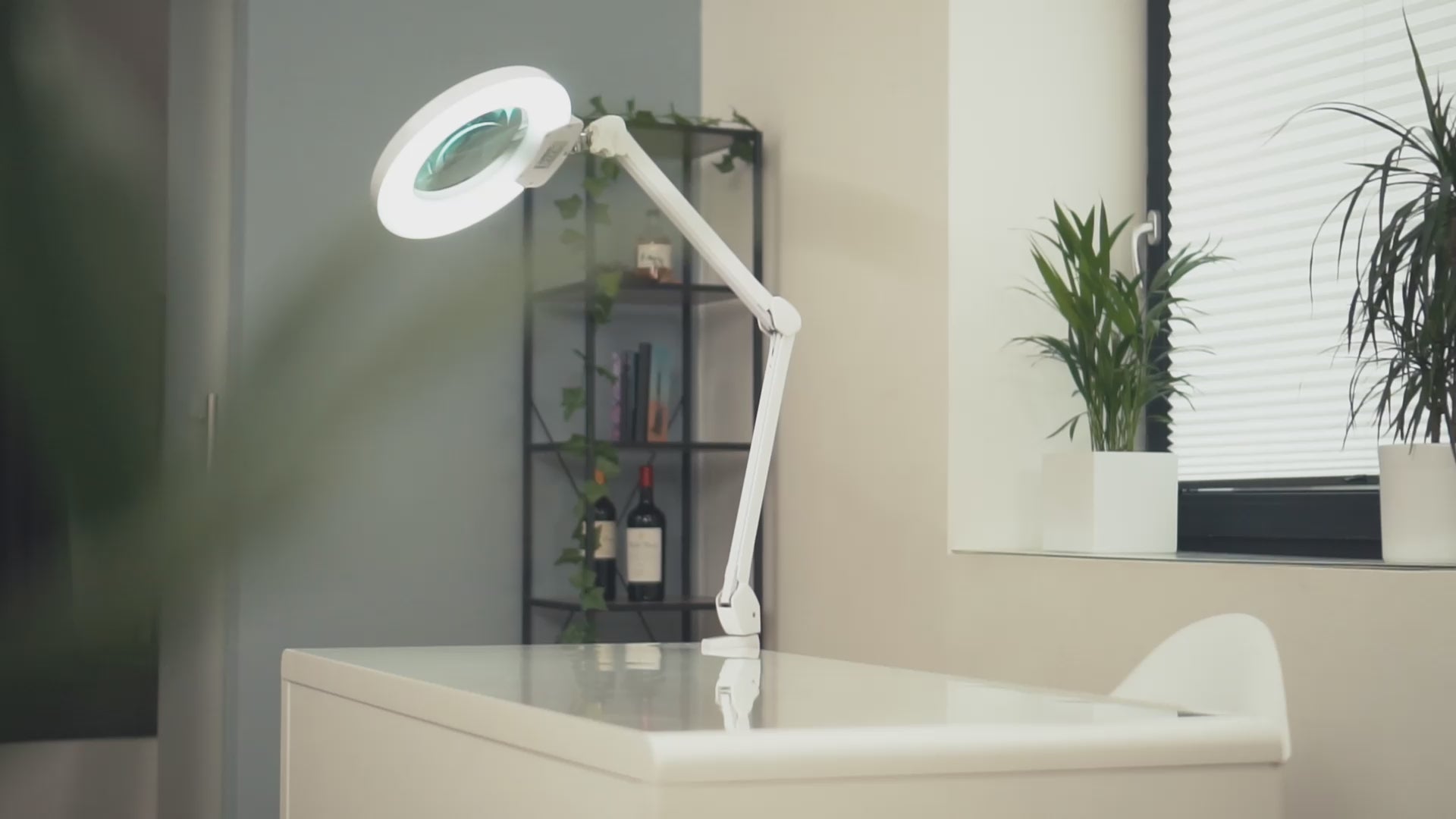 Lumeno 824XPRO LED-Lupenleuchte dimmbar mit 177 mm Linse, Segementschaltung und Metallgehäuse