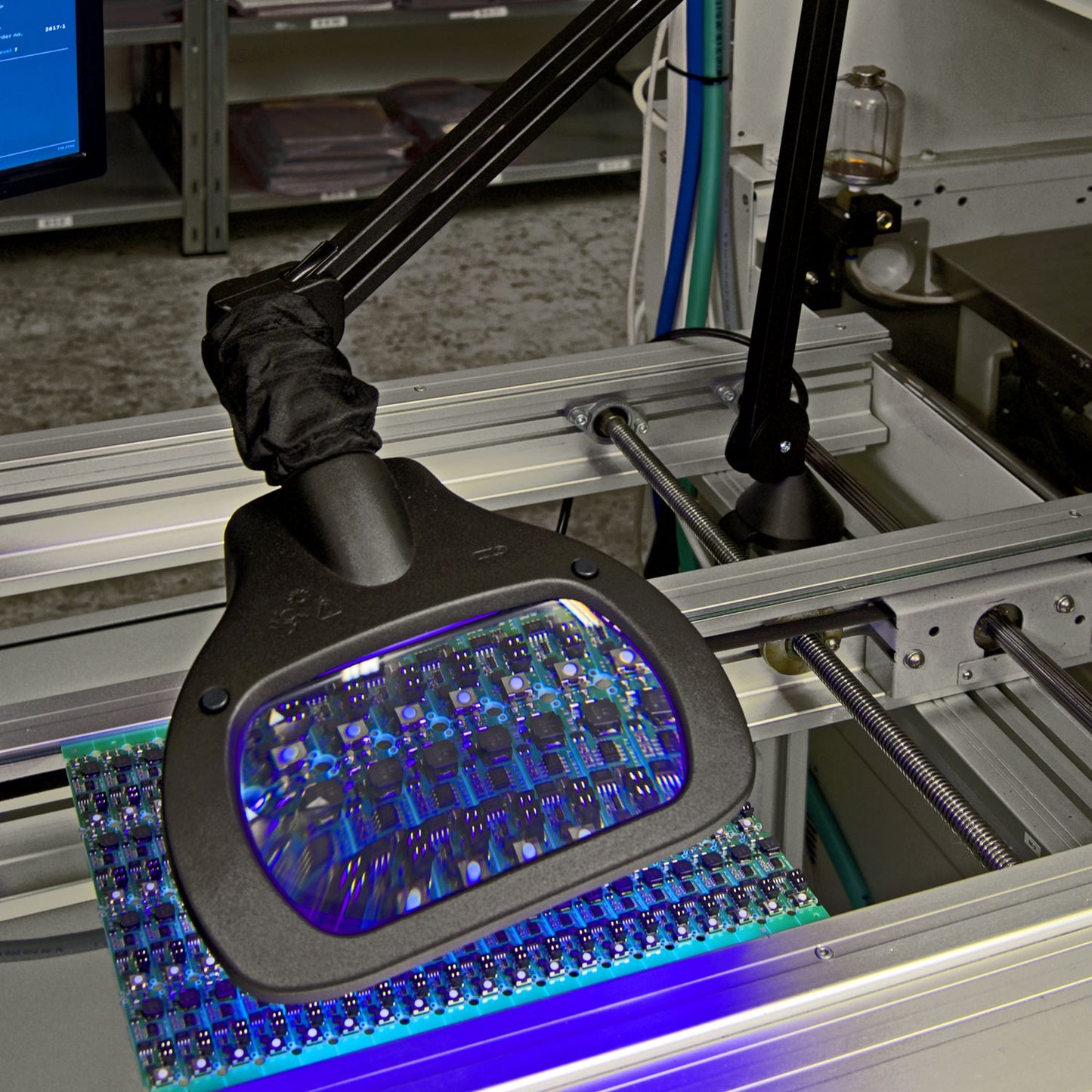 VisionLUXO Wave LED ESD UV Lupenleuchte mit rechteckiger Glaslinse, schwarz
