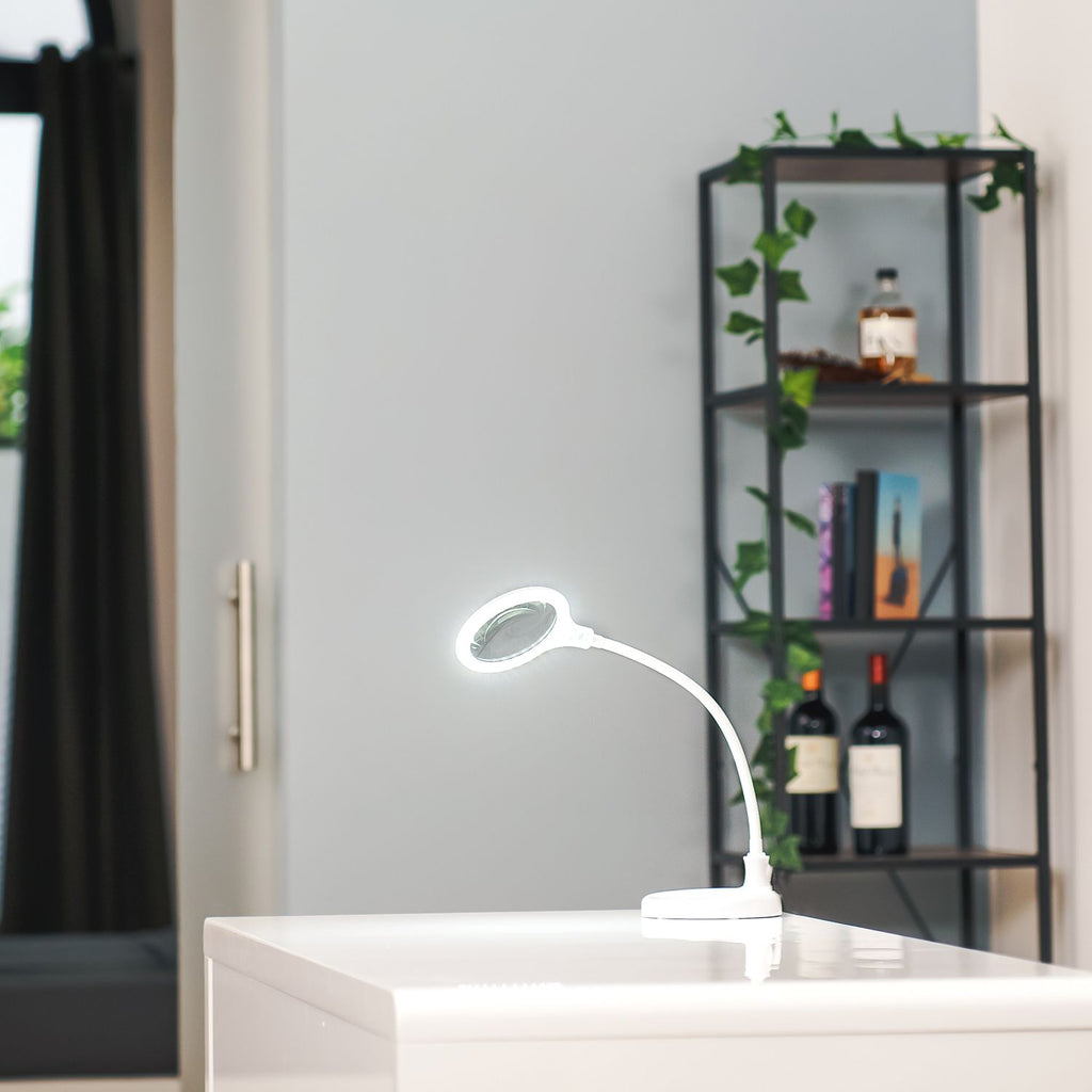 Lumeno 680X LED Klemmleuchte mit 30 SMD-LEDs, 6 Watt und 550 Lumen, schwarz oder weiß
