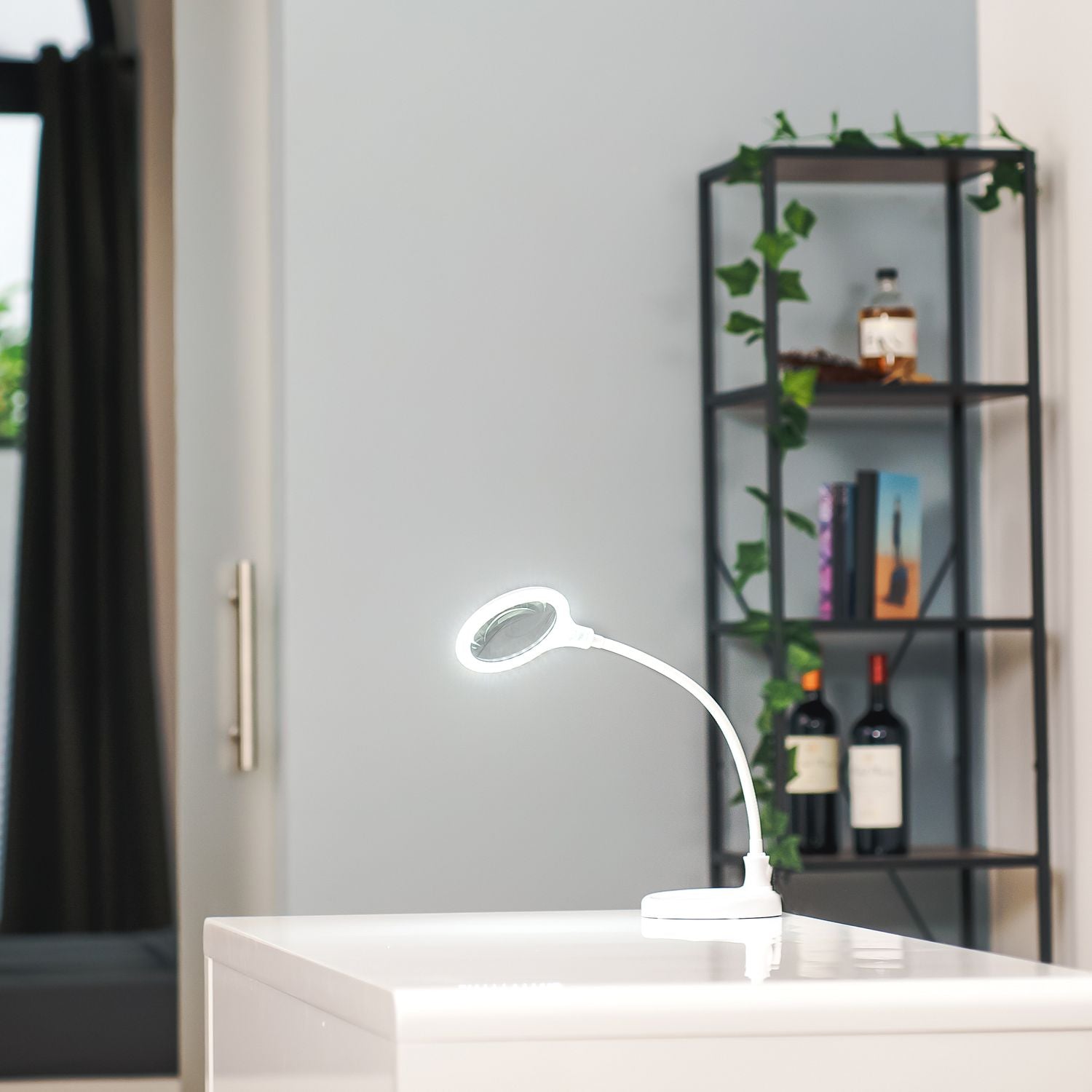 Lumeno 680X LED Klemmleuchte mit 30 SMD-LEDs, 6 Watt und 550 Lumen, schwarz oder weiß