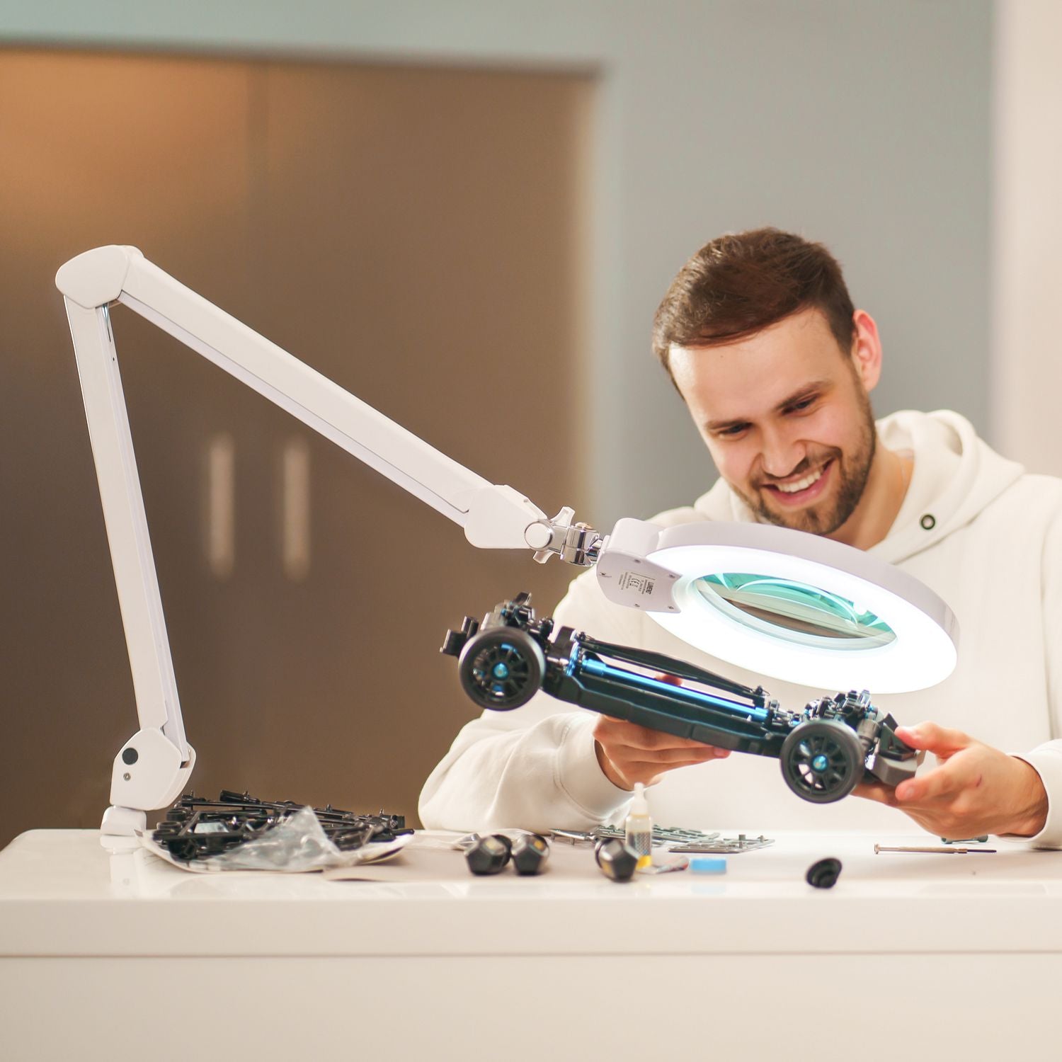 Lumeno 824XPRO LED-Lupenleuchte dimmbar mit 177 mm Linse, Segementschaltung und Metallgehäuse